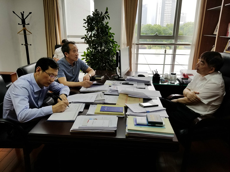 赵市长听取浒苔防控工作.jpg 赵市长听取浒苔防控工作.jpg